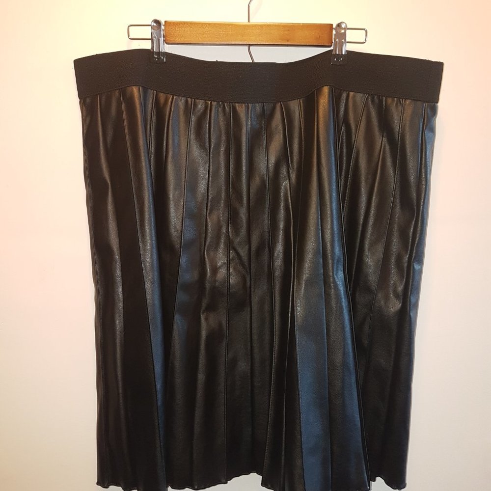Alfani Woman pleated faux leather plus size skirt - Picture 3 of 3
